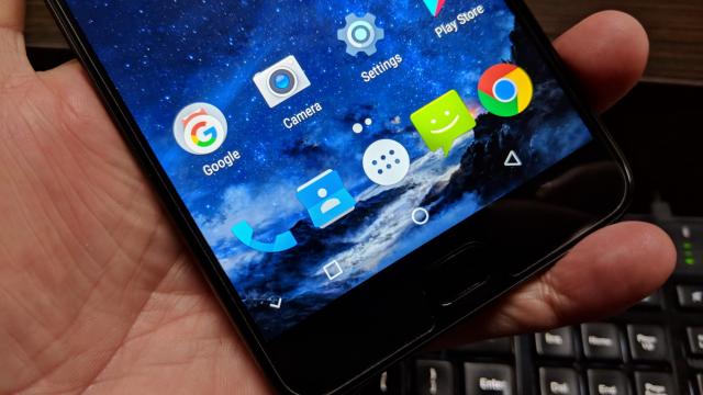 <b>UHANS Max 2: OS, UI, aplicaţii - Android 7.0 Nougat stock, curat, fără probleme</b>UHANS Max 2 rulează Android 7.0 Nougat într-o versiune stock, ceea ce mă bucură pentru că am tot văzut telefoane pline ochi de bloatware, reclame în meniuri şi alte drăcovenii.