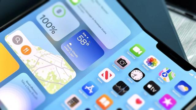 <b>Primul telefon pliabil Apple va fi echipat cu ecran de Galaxy Z Fold8; Analistul Ming-Chi Kuo confirmă lansarea</b>După debutul lui Galaxy Z Fold7, s-a discutat mult în online despre posibilitatea ca Apple să anunțe un prim telefon pliabil. Se spune că Samsung a vrut să aducă în atenția companiei din Cupertino faptul că poate produce ecrane pliabile fără cută