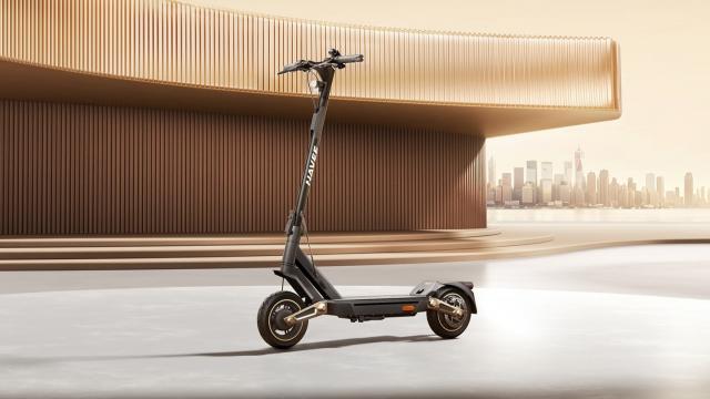 <b>Turul Magazinelor #1526: Trotinetă cu autonomie de 75 km, telefon ZTE nou şi TV FHD ieftin pentru Insula Iubirii</b>Că vă place sau nu, nişte milioane de români se uită la Insula Iubirii zilele astea. Şi probabil îşi caută un TV ieftin pe care să o facă, dacă au buget limitat. Acesta ar fi unul dintre produsele cheie al acestui Tur al Magazinelor, ajuns la episodul