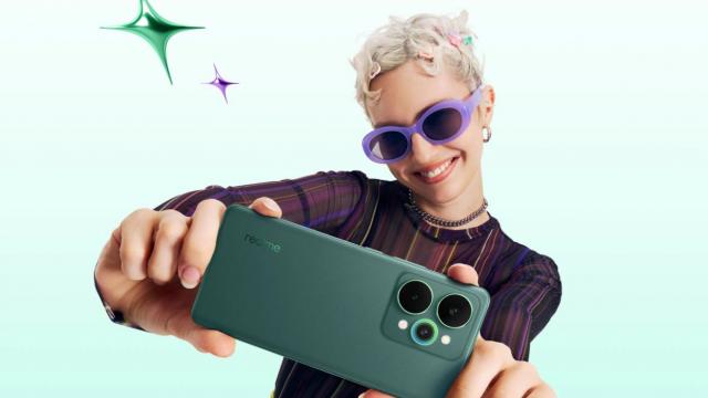 <b>realme 15 şi realme 15 Pro anunţate oficial; 3 camere de 50 MP pe Pro, baterii de 7000 mAh</b>realme 15 şi realme 15 Pro au devenit oficiale pe 24 iulie, deşi au trecut doar câteva luni de când a debutat seria realme 14, cel puţin în Europa. Poziţionarea produselor e puţin diferită de predecesori, aşa cum aflaţi mai jos