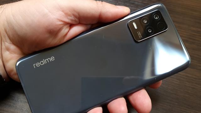 <b>Realme 8 5G: Design solid, bine închegat, inspirat de filmele Fast & Furious</b>Realme 8 5G aduce destul de mult cu suratele sale, Realme 8 şi Realme 8 Pro. Spatele lucios din plastic e la posturi, alături de modulul dreptunghiular de cameră. Telefonul măsoară 8.5 mm în talie şi cântăreşte 185 de grame, iar el stă bine la aderență