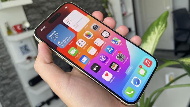 <b>Apple ar putea integra pe iPhone 17 un display rezistent la zgârieturi, cu tehnologie anti-reflex</b>Despre iPhone 16 am tot scris în ultimele luni, dar uneori apar pe web și informații cu privire la iPhone 17, serie de telefoane ce ar trebui să debuteze abia în toamna anului 2025. Nu e clar cât de credibile sunt aceste zvonuri, însă compania discută