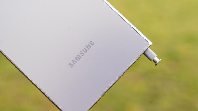 <b>Utilizatorii de Galaxy S24 Ultra spun că S-Pen-ul din dotare miroase cam urât; Cum explică Samsung fenomenul?</b>Modelele Ultra sunt în prezent singurele telefoane din portofoliul Samsung ce au S-Pen integrat în corp. Cel mai nou e Galaxy S24 Ultra, terminal ce a primit ramă din titaniu în acest an + un procesor puternic Snapdragon 8 Gen 3 în ediția For Galaxy