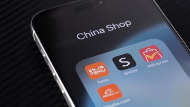 <b>Taxă fixă pentru coletele din afara UE sub 150 euro; Măsura vizează în special importurile din China</b>Guvernul va introduce o taxă fixă de 25 de lei pentru fiecare colet cu valoare declarată sub 150 de euro, provenit din afara Uniunii Europene. Măsura, susținută de antreprenorii locali și anunțată de Ministrul de Finanțe, urmărește să reducă impactul