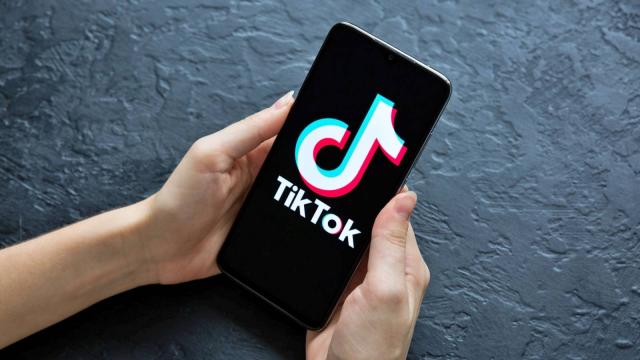 <b>TikTok simplifică Regulile Comunității; Accentul e acum pus pe claritate și consecvență</b>După evenimentul TikTok Discover and Learn Trust & Safety, despre care am scris pe larg aici, compania continuă seria de modificări pe zona de siguranță cu o nouă versiune a Regulilor Comunității. Documentul revizuit intră în vigoare pe 13 septembrie 2025