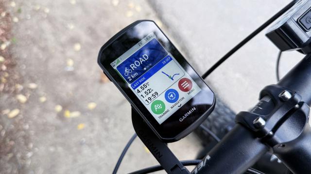 <b>Am testat Garmin Edge 850: Ciclocomputer compact și inteligent, cu GPS precis, Garmin Pay + difuzor pentru alerte sonore</b>Primul contact cu un ciclocomputer de top l-am avut în momentul testării lui Garmin Edge 840, acum aproximativ 2 ani. L-am tot folosit ocazional din acel moment la ture mai lungi, dar și mai scurte de pedalat. Ei bine, pe masa de teste a sosit acum
