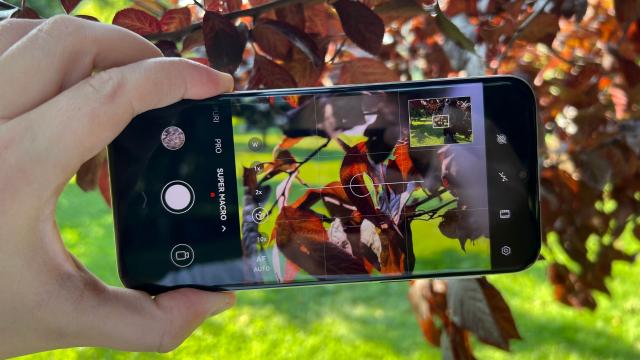 <b>Ce telefon cumpărăm pe final de an 2025? Care e cel mai bun la zoom, concerte, corp rezistent, procesor?</b>Cu 2025 încheiat din punct de vedere al lansărilor de telefoane, e momentul să ne gândim ce smartphone merită cumpărat acum că avem întregul peisaj în faţă. Google Pixel 10 Pro XL? Xiaomi 15 Ultra? Poate un Huawei Pura 80 Ultra