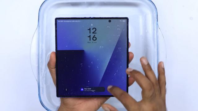 <b>Viitoarele pliabile s-ar putea repara singure, cu o tehnologie Samsung ce aminteşte de... LG</b>Pe măsură ce Samsung îşi duce pliabilele într-o nouă eră, una a triplu pliabilelor şi a formatelor noi, apar temeri cu privire la fragilitate. Şi apar şi tehnologii care rezolvă aceste probleme. Spre exemplu compania sud-coreeană pregăteşte