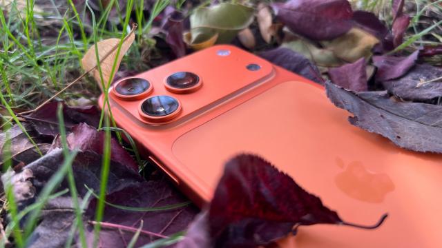 <b>Trimestrul 3 din 2025 aduce o creștere de 2.6% pentru piața smartphone globală; Samsung și Apple se bat pentru locul fruntaș (IDC)</b>Din partea IDC sosesc astăzi date despre cum a arătat piața smartphone în trimestrul 3 al acestui an, fiind înregistrată o creștere de 2.6% comparativ cu aceeași perioadă a anului trecut. S-au livrat în total 322.7 milioane de smartphone-uri