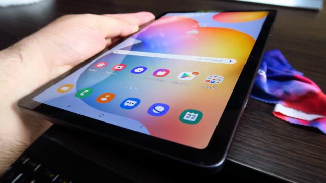 <b>Samsung Galaxy Tab S6 Lite: Display TFT... şi atât</b>Ne-am obişnuit cu tabletele Samsung cu ecrane Super AMOLED, dar uneori trebuie făcute şi sacrificii pentru a atinge un preţ mai atractiv. În cazul lui Samsung Galaxy Tab S6 Liţe avem un ecran TFT, deşi nu ar fi stricat măcar un IPS LCD. Avem aici un ecran