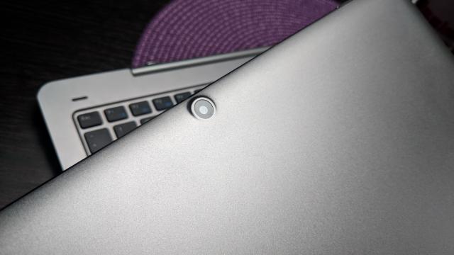 <b>Chuwi Hi13: Camera e aici şi atât, are destule opţiuni</b>Să faci poze cu o tabletă de 13 inch are la fel de mult sens cu a face poze cu laptopul sau mai rău, cu un smart TV. Evident, exagerez puţin cu ultima pare, dar sigur găsiţi şi un device mai bun în preajmă pentru fotografiere.