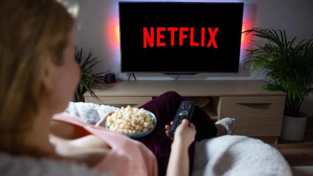 <b>Se scumpeşte Netflix din decembrie 2024; Cât vor plăti românii?</b>După ce s-a scumpit YouTube Premium, azi aflăm că şi Netflix ne pregăteşte o scumpire, chiar de lunA viitoare. Serviciul de streaming devine mai scump în România din decembrie 2024, cu 1-2 euro
