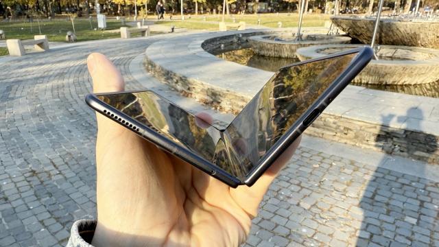 <b>HONOR Magic V3: Baterie mai mare decât la predecesor, dar răpusă de CPU</b>Telefoanele pliabile nu au doborât încă recorduri de autonomie şi în cel mai bun caz sunt... OK, când vine vorba de baterii. În cazul lui HONOR Magic V3 vedem un upgrade din start, la o baterie de 5150 mAh, acolo unde predecesorul Magic V2 avea