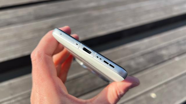 <b>OPPO Find X8 Pro: Difuzoarele sună bine și te vor încânta la muzică, filme</b>OPPO Find X8 Pro nu pune atât de mult accent pe partea audio, dar cu toate acestea vine cu un sistem de difuzoare capabil, care nu dezamăgește. Este ce-i drept un setup hibrid (difuzor jos + earpiece sus), dar care își face treaba