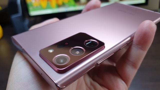 <b>Samsung Galaxy Note 20 Ultra 5G: Design mai rafinat, angular, cu o nuanţă care fură priviri</b>Samsung Galaxy Note 20 Ultra 5G are un corp solid, din materiale premium, sticlă şi oţel inoxidabil. În spate avem un panou din sticlă cu nouă protecţie Gorilla Glass Victus, iar în fata tot Gorilla Glass victus e la posturi. Victus este o sticlă specială