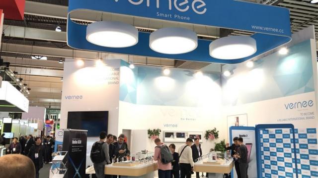 <b>MWC 2017: Vernee are propriul stand la MWC 2017, anunţă primul telefon cu procesor Helio X30 si 8 GB RAM, Apollo 2</b>Pe lângă showuri spectaculoase cu drone, roboţei şi standuri uriaşe precum cel cu trenuleţul Google de acum câţiva ani, MWC reprezintă şi o ocazie ca firmele mai puţin cunoscute să îşi facă un nume la nivel internaţional Ascensiunea Vernee spre exemplu..
