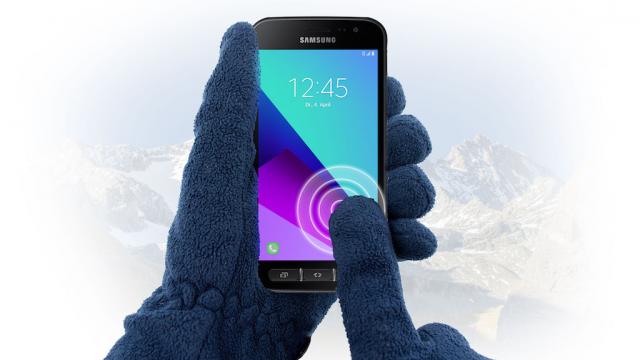 <b>Samsung anunţă telefonul ultra-rezistent Galaxy Xcover 4, fără mare tam-tam; Vine cu corp ranforsat şi cu standarde militare</b>Fără tam-tam şi fără un eveniment oficial Samsung a anunţat telefonul rugged Galaxy Xcover 4. Smartphone-ul a mai avut parte de scăpări şi apariţii la diferite autorităţi, dar iată-l acum apărând oficial.