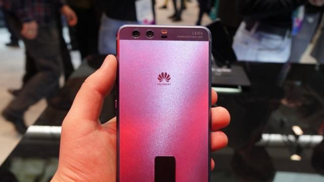 <b>MWC 2017: Huawei P10 Plus lansat oficial, cu baterie de 3750 mAh, deschidere generoasă pentru camera duala, selfie Leica</b>Huawei a adus la MWC 2017 flagship-ul Huawei P10, dar şi varianta să mai mare, Huawei P10 Plus. Ea aduce câteva extra-uri binevenite la nivel de hardware, în special la capitolul ecran, baterie şi camera. Varianta mai mare de P10, acest terminal are şi..