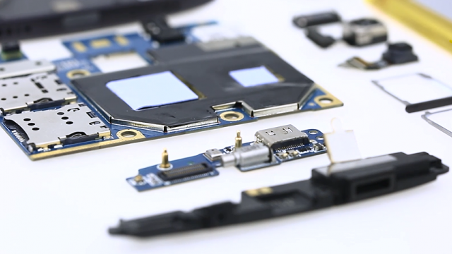 <b>Vernee Apollo Lite e disecat în faţa camerei; Hai să vedem ce se află la interior! (Video)</b>Vernee Apollo Lite e unul dintre cele mai accesibile telefoane cu 4 GB RAM la bord, el costând doar 229 de dolari în acest moment pe TomTop.com. Terminalul are şi o cameră solidă de 16 MP şi nu putem să nu ne întrebăm ce face să "ticăie" un astfel de..