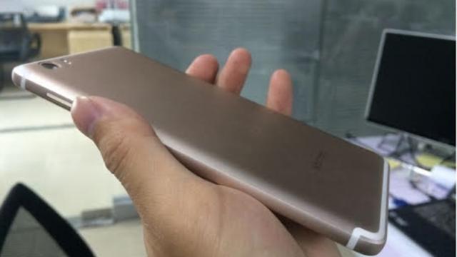 <b>Vernee Mars prezentat în noi fotografii hands on, împreună cu detalii despre procesul său de prelucrare</b>În portofoliul de produse al celor de la Vernee va poposi curând și smartphone-ul Mars, telefon din zona high-end al cărui design va include benzi din plastic pentru antene exact precum cele de pe Meizu PRO 6 și iPhone 7. Ne referim desigur la modul în ca