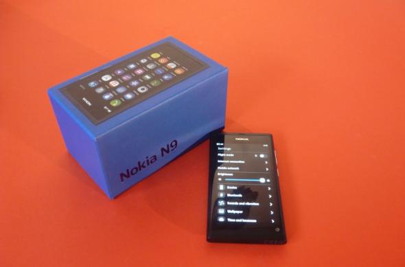 Nokia N9 scos din cutie În premieră În România la Mobilissimo.ro! (Video): p1240618jpg.jpg
