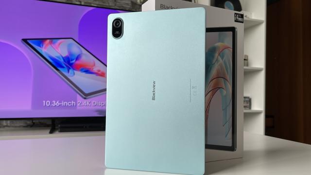 <b>Blackview Tab 11 WiFi: Design unibody metalic, elegant, tabletă confortabilă în utilizarea de zi cu zi</b>Încă de la primul contact am apreciat designul și construcția tabletei Blackview Tab 11. Vorbim aici despre aluminiu frumos lucrat, colțuri rotunjite, butoane „clicky” la atingere. Ea măsoară 247 x 156.7 mm și are o talie de 8.1 mm. Nu e nici tocmai grea