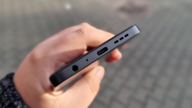 <b>TCL 50 NXTPAPER 5G: Conectivitate pur midrange, dar cu valori bune la testele Ookla + NFC pentru plăți contactless</b>TCL 50 NXTPAPER 5G este, după cum îi spune numele, un telefon 5G. Are port USB-C 2.0 în partea de jos, jack de 3.5 mm pentru căști chiar, iar conectivitatea este conturată de Wi-Fi dual-band 802.11 a/b/g/n/ac, Bluetooth 5.3, NFC pentru plăți contactless