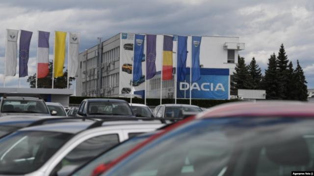 <b>Dacia își păstrează supremația; a vândut de aproape 4 ori mai multe mașini decât Toyota (locul 2) în 2024</b>Piața auto din România a avut un an bun în 2024, cu 151.105 mașini noi înmatriculate, o creștere de 4,49% față de 2023. Finalul de an a fost chiar peste așteptări, mai ales datorită unei luni decembrie puternice, cu 13.807 mașini înregistrate, conform dat