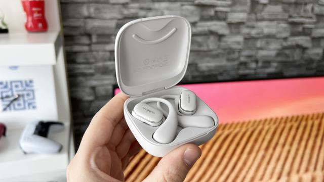 <b>HUAWEI FreeArc sunt căștile wireless create pentru sportivi și le găsești de astăzi la vânzare în România, cu ofertă specială de lansare</b>Începem săptămâna cu o lansare nouă, cea a căștilor wireless HUAWEI FreeArc - un model special creat pentru sportivi, având design open-ear inovator cu acel cârlig de susținere pe ureche pentru mai mult confort și siguranță