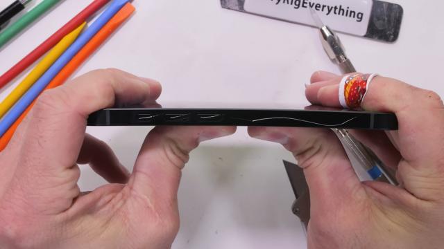 <b>iPhone 16e trece testul de durabilitate al lui JerryRigEverything; E rezistent, iar bateria sa e ușor de înlocuit (Video)</b>Apple a renunțat oficial la seria iPhone SE și a introdus iPhone 16e. E în prezent cel mai accesibil model din portofoliu, dar semnificativ mai scump decăt oricare SE anterior. În schimbul unui preț mai mic față de iPhone 16, utilizatorii trebuie să