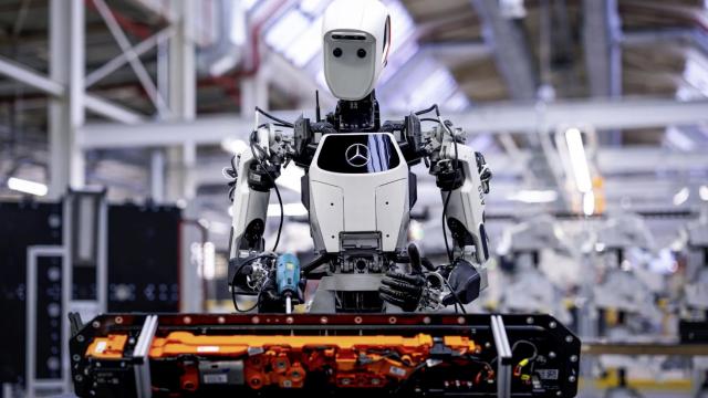 <b>Mercedes pune roboţi umanoizi la treabă în Ungaria, la uzina sa; Ce este Apptronik Apollo? (Video)</b>Mercedes-Benz a demarat un program de test pentru folosirea roboţilor umanoizi la sarcini de producţie în uzina sa din Ungaria. E următorul pas în seria de restructurări axate pe automatizarea liniei de producţie