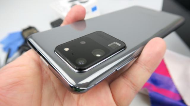 <b>Samsung Galaxy S20 Ultra 5G: Design memorabil, din materiale premium, chiar opulent privind camera</b>Samsung Galaxy S20 Ultra 5G poate sună uriaş pe hârtie, când auzi că are o diagonală de 6.9 inch. Asta în condiţiile în care la 7 inch vorbim deja de o tabletă... Totuşi Samsung a reuşit să taie aşa mult din muchiile ecranului, încă utilizarea rămâne..