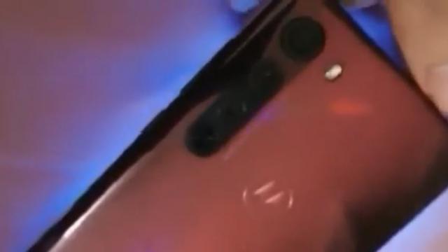 <b>Motorola Edge scapă pe internet într-un prim și scurt video hands-on în care îi putem vedea partea frontală și spatele</b>Avem un leak foarte proaspăt despre frățiorul mai puțin dotat al încă neanunțatului Motorola Edge+. Este vorba de Motorola Edge. În ianuare apăreau primele informații despre seria nouă Edge a celor de la Motorola, care indicau și prezența unui stylus în c