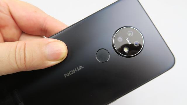 <b>Nokia 7.2: Camera din faţă e mai bună decât cea din spate, ultra-wide e degeaba</b>Nokia 7.2 a fost ultimul telefon midrange important lansat de Nokia în 2019, cu ocazia IFA 2019. Vine cu o cameră selfie de 20 MP, cu optică Zeiss şi filmare FHD. În spate găsim o cameră triplă, cu senzor principal de 48 MP, deschidere F/1.8 şi PDAF.