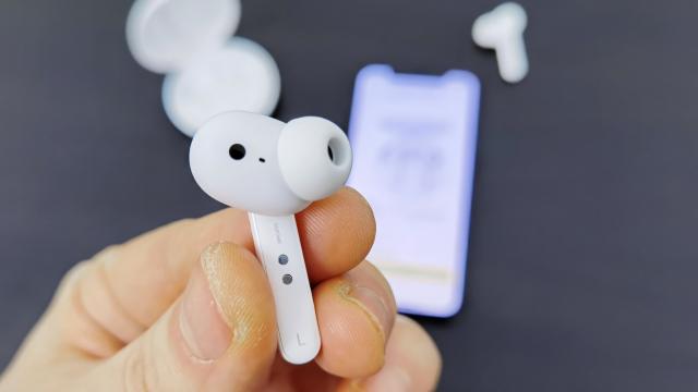 <b>Prezentare căşti Oppo Enco W31: 3 tehnologii pentru apeluri fără cusur, bas peste aşteptări (Video)</b>După ce am luat contact cu primele telefoane Oppo ajunse în România, iată că aruncăm o privire şi asupra altor dispozitive ale companiei. E vorba despre căştile Oppo Enco W31