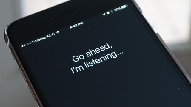 <b>Apple cumpără un startup AI cu scopul de a îmbunătăți asistentul vocal Siri la capitolul machine learning</b>Utilizarea de asistenţi virtuali a devenit o normalitate în ziua de azi şi îi găsim deja pe televizoare, boxe inteligente, chiar şi pe căşti. Pe telefoane erau deja populari. Totuşi Siri de la Apple e în urma lui