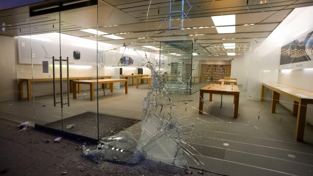 <b>Apple ia decizia de a închide multe dintre magazinele sale din SUA după jafurile petrecute în ultimele zile</b>Haosul a fost cuvântul de ordine în ultimele zile în SUA asta după protestele asociate morții lui George Floyd, un bărbat de culoare din Minneapolis care după cum bine știți a fost ucis în timpul procesului