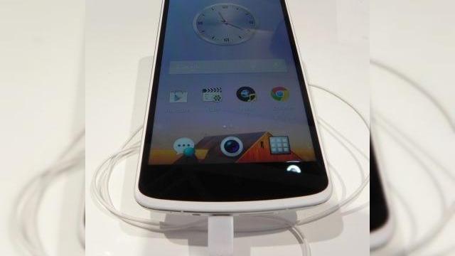 <b>MWC 2014: Oppo N1 hands on preview - primul telefon cu cameră rotativă pe care Îl vedem și un OS custom atractiv (Video)</b>Oppo N1 ne-a stârnit interesul încă de când a fost anunțat, în toamna anului trecut și se afla cu siguranță în top 10 telefoane pe care am vrea să le testăm. Acum acest device cu diagonală mare a sosit la MWC 2014 în Barcelona și ne-am...