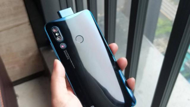 <b>Elephone U2 copiază fără jenă cele mai hot telefoane ale anului; Iată hibridul dintre Huawei P20 Pro, Vivo NEX și Oppo Find X</b>După ce în urmă cu aproximativ o lună vedeam câteva randări de slabă calitate cu un viitor smartphone Elephone echipat cu o cameră duală selfie periscop, iată că astăzi sosesc și imagini mai detaliate care dezvăluie un element foarte interesant