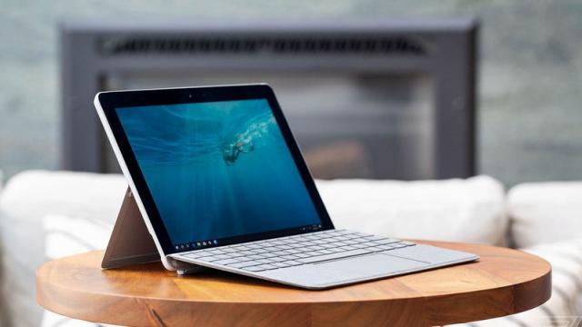 <b>Microsoft confirmă un eveniment Surface pentru data de 2 octombrie; Şanse minime să apară Surface Phone acolo</b>După ce am aflat când îşi prezintă Apple tabletele şi telefoanele noi şi mai nou şi Google Pixel 3, e rândul celor de la Microsoft să ne confirme un eveniment. E vorba despre o lansare de produse Surface, confirmată pentru dată de 2 octombrie.