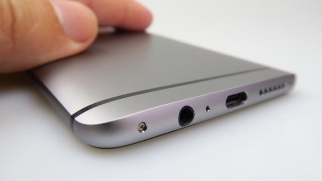 <b>OnePlus 3: Multimedia excelentă, başi de flagship</b>OnePlus One se ţine binişor în topul nostru, fiind unul dintre telefoanele cu cel mai ridicat volum la playback muzical pe care le-am testat. OnePlus 2 nu a stabilit vreun record nou, dar OnePlus 3 se descurcă foarte bine. Nu vine cu căşti la pachet..