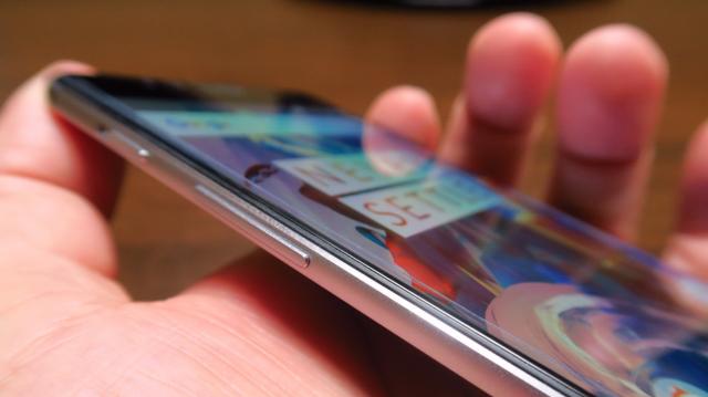 <b>OnePlus 3: Benchmark-uri care dărâmă mai toţi rivalii pe Android</b>OnePlus 3 e printre puţinele telefoane cu 6 GB RAM care au ajuns la Mobilissimo.ro şi cum a ajuns s-a şi instalat pe locurile întâi ale multor teste benchmark. Nu a stat acolo prea mult totuşi, pentru că imediat a venit iPhone 7 să îl detroneze..