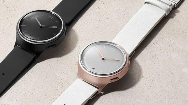 <b>Misfit anunță ceasul analog Phase; aduce funcții smart la pachet și o baterie ce promite o autonomie de 6 luni</b>Compania Misfit anunță astăzi lansarea unui ceas analog cu funcții smart la pachet, model numit Phase și reprezentat în imaginile de mai jos. Acesta vine cu funcții de monitorizare a activităților sportive și cu posibilitatea de a primi notificări sub