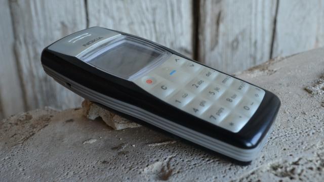<b>RETROreview Nokia 1100: un clasic care a cucerit Africa, hackerii, globul</b>Mobilissimo.ro realizează un nou retro-review, de acestă dată al modelului Nokia 1100, terminal din anul 2003 şi care a vândut peste 250 de milioane de unităţi în doar 5 ani. Handsetul se remarcă prin rezistenţă la praf şi lanterna puternică, fiind un hit