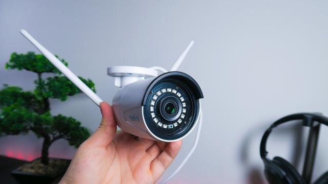 <b>Cameră de supraveghere IP WiFi Reolink RLC-510WA unboxing și primele impresii</b>Un nou produs din categoria Smart Home și-a făcut apariția recent pe masa mea de teste. Este vorba despre camera de supraveghere Reolink RLC-510WA. Reolink este o companie de renume când vine vorba despre sisteme și camere de supraveghere