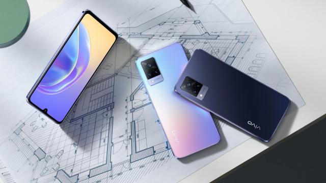 <b>vivo V21 5G sosește cu o cameră selfie de 44 mpx și OIS; Debutează alături de V21 și V21e</b>Lansările de noi smartphone-uri continuă și acum pe final de lună aprilie, cu vivo care tocmai ce a anunțat un trio de terminale mobile din seria V21. Avem aici de-a face cu modelele V21 și V21 5G între care diferența