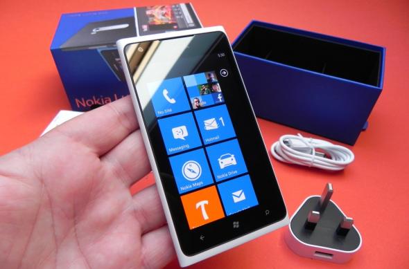 Review Nokia Lumia 900 - aceeași tehnologie, același OS Într-un ambalaj mai mare, poate prea mare! (Video): 25_nokia_lumia_900_review_mobilissimo_rojpg.jpg