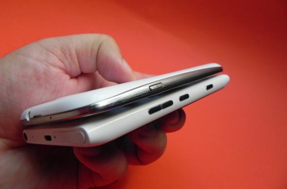 Review Nokia Lumia 900 - aceeași tehnologie, același OS Într-un ambalaj mai mare, poate prea mare! (Video): 30_nokia_lumia_900_review_mobilissimo_rojpg.jpg