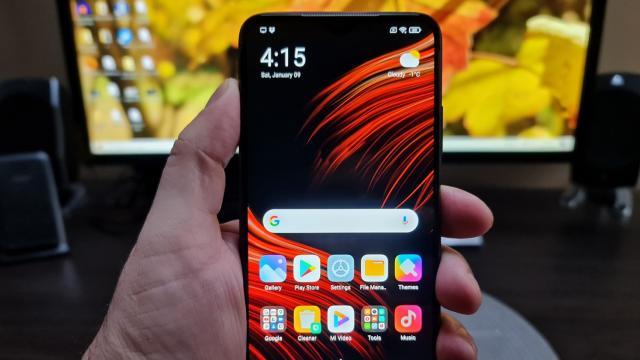 <b>POCO M3: Display pentru păsări de noapte şi "cartofi de canapea"</b>POCO M3 vine cu un ecran IPS LCD de 6.53 inch, cu un screen to body raţio acceptabil de 83.4%. Are rezoluţie de 2340 x 1080 pixeli şi aspect 19.5:9. Protecţia ecranului contra zgârieturilor e asigurată de Gorilla Glass 3. Are şi ceva bărbie şi un breton