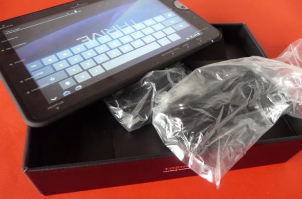 Toshiba Thrive scos din cutie la Mobilissimo.ro - bateria scoasă de sub capacul aferent - iată cum! (Video): p1230610jpg.jpg